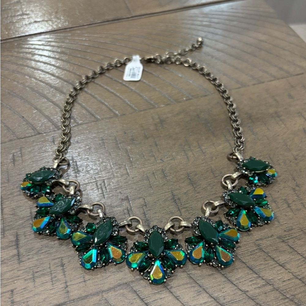 Chic Emerald and Gold Floral Necklace